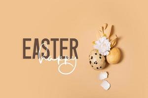 Lycklig påsk text med påsk ägg och blommor sammansättning. påsk hälsning kort foto