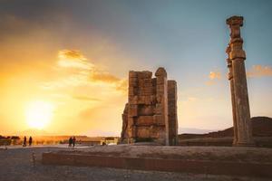 persepolis, iran - 8:e juni, 2022, skön solnedgång i persepolis, huvudstad av de gammal achaemenid rike. gammal webbplatser kolumner. gammal persien.känd resa destination foto