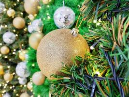 jul boll hängande på tall grenar med en festlig bakgrund foto