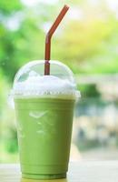 smoothie för grönt te på naturlig bakgrund foto