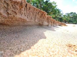 Foto av en naturlig landskap se av de strand från de strand, under de dag på anyer strand