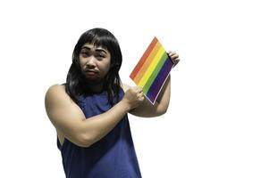 HBTQ stolthet månad koncept, asiatisk stilig manlig göra upp och ha på sig kvinna tyg, gay frihet dag, porträtt av icke-binär på vit bakgrund foto