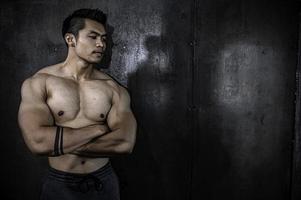 porträtt av asiatisk man stor muskel på gymmet, thailändska människor, träning för bra hälsa, kroppsviktsträning, fitness på gymkonceptet foto