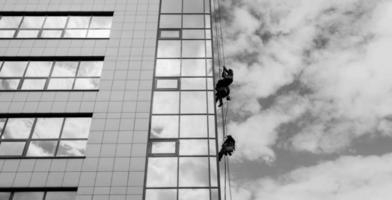 industriell klättrare tvätta de fönster foto