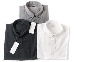 vit, grå och svart skjorta med tom pris märka foto