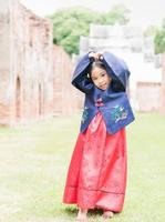 söt thai asiatisk flicka bär korea kostymer visa kärlek symbol hand. foto