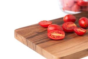 färsk tomat på trä tallrik. foto