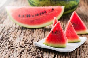 röd skiva vattenmelon på vit maträtt foto