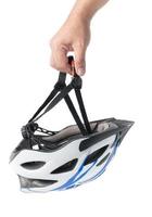 hand man innehav cykel berg cykel säkerhet hjälm isolerat foto
