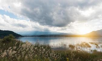 sjö Kawaguchiko med molnig himmel och solnedgång foto