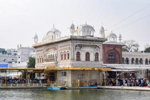 amritsar, Indien - februari 26 2023 - oidentifierad anhängare från olika delar på gyllene tempel harmandir sahib i amritsar, punjab, Indien, känd indisk sikh landmärke, gyllene tempel foto