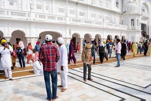 amritsar, Indien - februari 26 2023 - oidentifierad anhängare från olika delar på gyllene tempel harmandir sahib i amritsar, punjab, Indien, känd indisk sikh landmärke, gyllene tempel foto