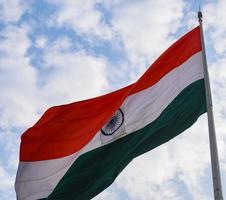 Indien flagga vajar högt på connaught plats med stolthet över blå himmel, Indien flagga vajar, indiska flaggan på självständighetsdagen och republikens dag i Indien, tilt up shot, viftande indiska flaggan, har ghar tiranga foto