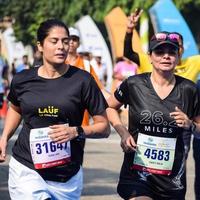 ny delhi, Indien - oktober 16 2022 - vedanta delhi halv maraton lopp efter covid i som maraton deltagarna handla om till korsa de Avsluta linje, delhi halv maraton 2022 foto