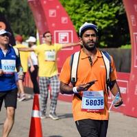 ny delhi, Indien - oktober 16 2022 - vedanta delhi halv maraton lopp efter covid i som maraton deltagarna handla om till korsa de Avsluta linje, delhi halv maraton 2022 foto