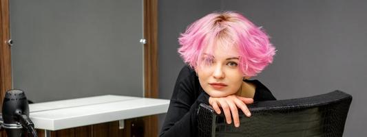 kvinna med kort rosa frisyr foto