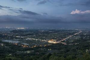 nattlandskap, utsikt över staden Yogyakarta på natten foto