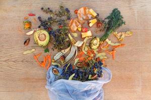 inhemsk avfall för kompost från frukt och grönsaker i de sopor väska på de tabell. topp se. foto