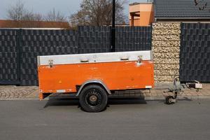 ett orange trailer på en väg foto