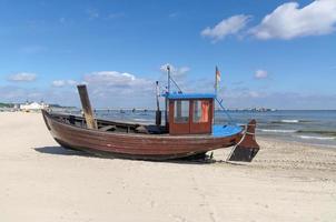 strand och pir av ahlbeck på usedom, baltisk havet, Mecklenburg-Vorpommern, Tyskland foto