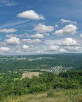 se från grövre kopf kulle till by av arzbach, nära till känd limes, westerwald, tyskland foto