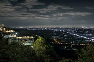 nattlandskap, utsikt över staden Yogyakarta på natten foto