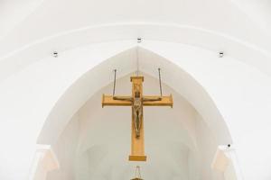 minsk, belarus. augusti 2021. en korsa i de interiör av de zolotogorsky kyrka av de mest helig trinity av st. roch foto