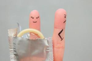 fingrar konst av par. begrepp av man vägra till använda sig av kondom. oskyddad sex. foto