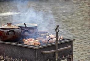 gata mat och utomhus- matlagning begrepp. grillad kött gata mat. foto