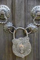 stänga upp av ett gammal trä- dörr låst med en stor årgång hänglås. Sann retro stil foto