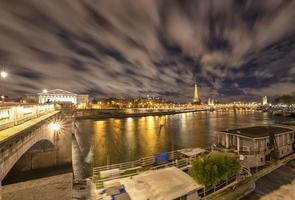 paris, Frankrike - december 21, 2018 bro alexandre iii, flod och de eiffel torn förbi natt i paris, Frankrike foto