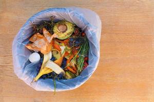 inhemsk avfall för kompost från frukt och grönsaker i sopor bin. foto