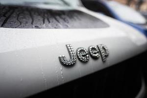 swarovski kristaller på jeep logotyp på bil. foto
