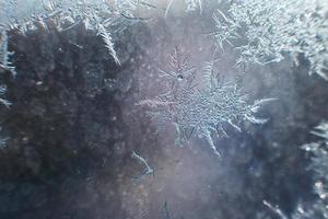 snö mönster på de glas från frost foto