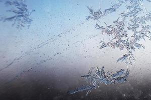 snö mönster på de glas från frost foto