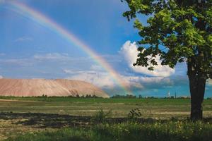 soligorsk berg. kali växt. kali bergen nära soligorsk stad. regnbåge i de himmel foto