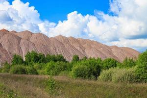 soligorsk berg. kali växt. kali bergen nära soligorsk stad foto