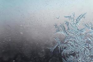 snö mönster på de glas från frost foto