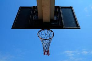 botten se av basketboll ring med blå bakgrund. foto