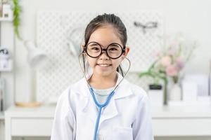 smart läkare liten flicka foto