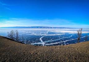 naturlig brytning is i frysta vatten på sjö baikal, Sibirien, Ryssland. foto