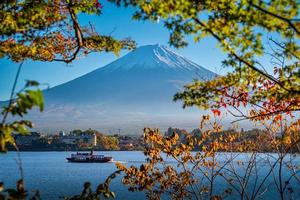 mt. fuji på blå himmel bakgrund med höst lövverk på dagtid i fujikawaguchiko, japan. foto