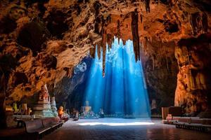 khao luang grotta med solstråle på dagtid i Phetchaburi, thailand foto