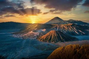 montera brom vulkan på soluppgång med färgrik himmel bakgrund i brom Tengger Semeru nationell parkera, öst java, Indonesien. foto