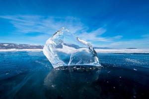 landskap av naturlig brytning is i frysta vatten på sjö baikal, Sibirien, Ryssland. foto