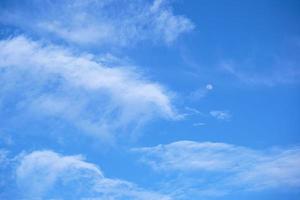 vaxning puckelryggig måne med de blå himmel och cirrus moln på de mississippi golf kust foto