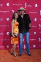 Jason aldean anländer på de 44: e akademi av Land musik utmärkelser på de mgm stor arena i las vegas, nv på april 5, 2009 foto