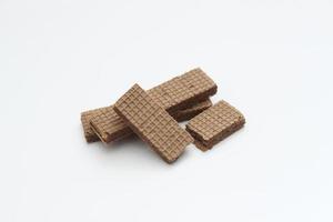 en stänga upp av choklad wafers isolerat på vit bakgrund. foto