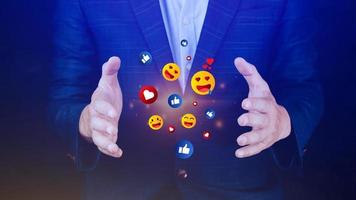 social media och uppkopplad digital begrepp, affärsman använder sig av sändning emojis med social media. människor använder sig av och digital uppkopplad marknadsföring begrepp foto