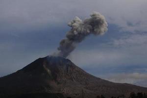 indonesien 2014 - sinabungutbrott från byn Tiga pancur, norra sumatra foto